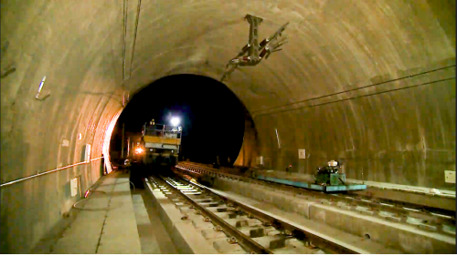 為配合鐵路電氣化工程興建一座雙軌的新自強隧道，位於瑞穗站至三民站之間，全長約2,676公尺，於2017年8月完工通車，是花東線鐵路電氣化工程中最艱難的部分。在歷經無數次大小隧道災變後，改用中導坑搭配複合式灌漿前進開挖。待貫通中導坑後，繼續以短台階工法進行下半斷面工程作業，開挖完成後，立即施作仰拱，閉合隧道底部。由於新自強隧道工程施作時，遭遇沉泥層地質，影響通車時程，施工期間舊自強隧道部分採用導電軌電車線系統施工，使全線電氣化如期完成單線通車。【圖/新自強隧道軌道工程完工後進行系統機電工程作業】