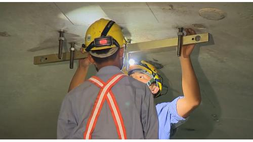 為配合鐵路電氣化工程興建一座雙軌的新自強隧道，位於瑞穗站至三民站之間，全長約2,676公尺，於2017年8月完工通車，是花東線鐵路電氣化工程中最艱難的部分。在歷經無數次大小隧道災變後，改用中導坑搭配複合式灌漿前進開挖。待貫通中導坑後，繼續以短台階工法進行下半斷面工程作業，開挖完成後，立即施作仰拱，閉合隧道底部。由於新自強隧道工程施作時，遭遇沉泥層地質，影響通車時程，施工期間舊自強隧道部分採用導電軌電車線系統施工，使全線電氣化如期完成單線通車。【圖/新自強隧道軌道工程完工後進行系統機電工程作業】