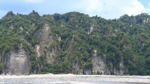 山里隧道於2010年3月2日施工，2013年8月28日完工，本計畫中最長的山岳隧道，全長5.3公里，行經卑南山礫岩層，是台灣少見的純礫岩隧道。山里隧道工程採直接進洞方式開挖，於卑南溪架設河床便道，並搭配管冪等輔助工法，以先撐後挖之方式，分階施工克服破碎地形。便道曾因溪水暴漲而被沖毀，後改以鋼棧橋形式，重新架設便道，並增設2個施工橫坑，包含南北洞口共6個工作面進行施工。【圖/卑南山礫岩層】