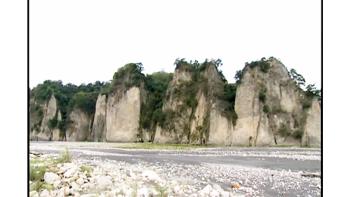 山里隧道於2010年3月2日施工，2013年8月28日完工，本計畫中最長的山岳隧道，全長5.3公里，行經卑南山礫岩層，是台灣少見的純礫岩隧道。山里隧道工程採直接進洞方式開挖，於卑南溪架設河床便道，並搭配管冪等輔助工法，以先撐後挖之方式，分階施工克服破碎地形。便道曾因溪水暴漲而被沖毀，後改以鋼棧橋形式，重新架設便道，並增設2個施工橫坑，包含南北洞口共6個工作面進行施工。【圖/卑南山礫岩層】
&nbsp;