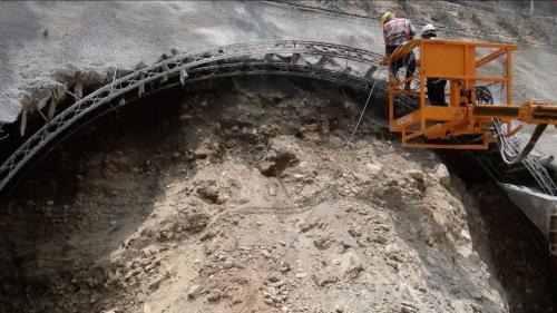 山里隧道於2010年3月2日施工，2013年8月28日完工，本計畫中最長的山岳隧道，全長5.3公里，行經卑南山礫岩層，是台灣少見的純礫岩隧道。山里隧道工程採直接進洞方式開挖，於卑南溪架設河床便道，並搭配管冪等輔助工法，以先撐後挖之方式，分階施工克服破碎地形。便道曾因溪水暴漲而被沖毀，後改以鋼棧橋形式，重新架設便道，並增設2個施工橫坑，包含南北洞口共6個工作面進行施工。【圖/管冪工法】
&nbsp;