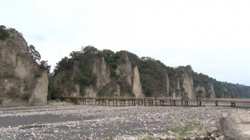 山里隧道於2010年3月2日施工，2013年8月28日完工，本計畫中最長的山岳隧道，全長5.3公里，行經卑南山礫岩層，是台灣少見的純礫岩隧道。山里隧道工程採直接進洞方式開挖，於卑南溪架設河床便道，並搭配管冪等輔助工法，以先撐後挖之方式，分階施工克服破碎地形。便道曾因溪水暴漲而被沖毀，後改以鋼棧橋形式，重新架設便道，並增設2個施工橫坑，包含南北洞口共6個工作面進行施工。【圖/施工便道被溪水沖毀改鋼棧橋形式】