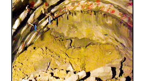 山里隧道於2010年3月2日施工，2013年8月28日完工，本計畫中最長的山岳隧道，全長5.3公里，行經卑南山礫岩層，是台灣少見的純礫岩隧道。山里隧道工程採直接進洞方式開挖，於卑南溪架設河床便道，並搭配管冪等輔助工法，以先撐後挖之方式，分階施工克服破碎地形。便道曾因溪水暴漲而被沖毀，後改以鋼棧橋形式，重新架設便道，並增設2個施工橫坑，包含南北洞口共6個工作面進行施工。
&nbsp;
