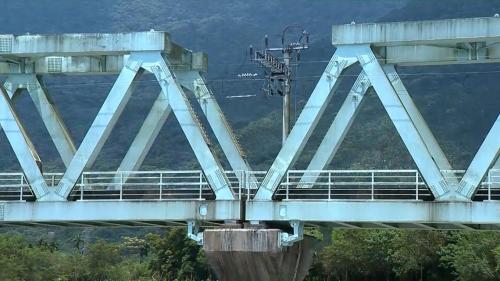 光復溪橋位於花蓮光復站與大富站之間，全長約183.9公尺，係因舊橋樑防洪功能不足而進行改建，新光復溪橋特別針對跨河橋墩、堤岸以及基樁等部分施作保護工作，以減少水災對橋樑基礎沖刷的衝擊。【圖/光復溪橋施工】