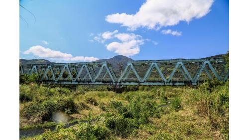光復溪橋位於花蓮光復站與大富站之間，全長約183.9公尺，係因舊橋樑防洪功能不足而進行改建，新光復溪橋特別針對跨河橋墩、堤岸以及基樁等部分施作保護工作，以減少水災對橋樑基礎沖刷的衝擊。
&nbsp;