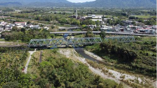 光復溪橋位於花蓮光復站與大富站之間，全長約183.9公尺，係因舊橋樑防洪功能不足而進行改建，新光復溪橋特別針對跨河橋墩、堤岸以及基樁等部分施作保護工作，以減少水災對橋樑基礎沖刷的衝擊。
