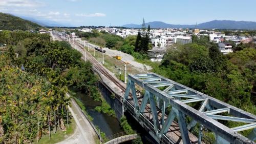 光復溪橋位於花蓮光復站與大富站之間，全長約183.9公尺，係因舊橋樑防洪功能不足而進行改建，新光復溪橋特別針對跨河橋墩、堤岸以及基樁等部分施作保護工作，以減少水災對橋樑基礎沖刷的衝擊。
&nbsp;