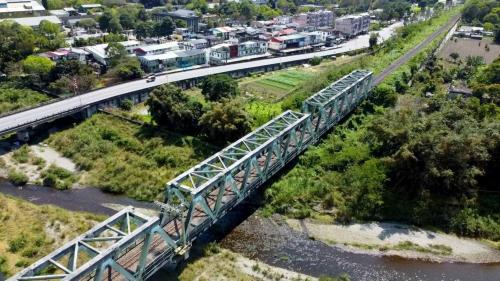 光復溪橋位於花蓮光復站與大富站之間，全長約183.9公尺，係因舊橋樑防洪功能不足而進行改建，新光復溪橋特別針對跨河橋墩、堤岸以及基樁等部分施作保護工作，以減少水災對橋樑基礎沖刷的衝擊。
&nbsp;