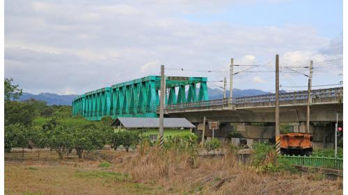 舞鶴鐵橋位於花蓮富源與三民車站間，橫跨於紅葉溪上，全長約452公尺。改建目的是因既有鐵路橋防洪功能不足，而必須進行改建雙軌化，考量天災對花東線鐵路造成之影響，將原有橋梁跨距增長，並將混凝土的橋樑結構改為鋼桁架橋的形式呈現，提升橋梁抗洪、耐震的能力，加強橋樑的安全性。
