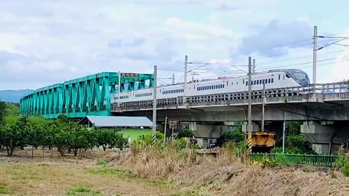 舞鶴鐵橋位於花蓮富源與三民車站間，橫跨於紅葉溪上，全長約452公尺。改建目的是因既有鐵路橋防洪功能不足，而必須進行改建雙軌化，考量天災對花東線鐵路造成之影響，將原有橋梁跨距增長，並將混凝土的橋樑結構改為鋼桁架橋的形式呈現，提升橋梁抗洪、耐震的能力，加強橋樑的安全性。
&nbsp;