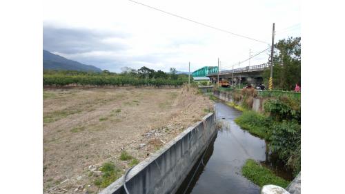 舞鶴鐵橋位於花蓮富源與三民車站間，橫跨於紅葉溪上，全長約452公尺。改建目的是因既有鐵路橋防洪功能不足，而必須進行改建雙軌化，考量天災對花東線鐵路造成之影響，將原有橋梁跨距增長，並將混凝土的橋樑結構改為鋼桁架橋的形式呈現，提升橋梁抗洪、耐震的能力，加強橋樑的安全性。
&nbsp;