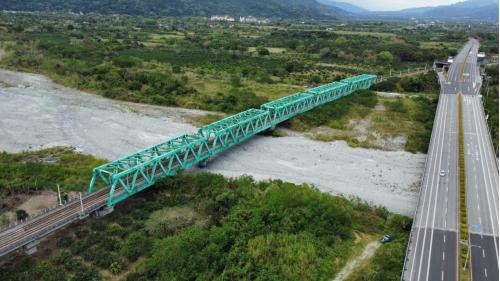 舞鶴鐵橋位於花蓮富源與三民車站間，橫跨於紅葉溪上，全長約452公尺。改建目的是因既有鐵路橋防洪功能不足，而必須進行改建雙軌化，考量天災對花東線鐵路造成之影響，將原有橋梁跨距增長，並將混凝土的橋樑結構改為鋼桁架橋的形式呈現，提升橋梁抗洪、耐震的能力，加強橋樑的安全性。
&nbsp;