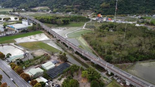 豐坪溪橋位於三民站與玉里站之間，橫跨於豐坪溪上，全長約1,875公尺，於2012年5月4日施工，2013年11月8日完工。由於跨越豐坪溪處的鐵道路線曲折，故改建工程將大彎道截彎取直，使列車車速可提升至時速130公里，並消除5處平交道以縮短鐵路長度，有效提升行車速度與旅運安全。為增加防洪功能，豐坪溪橋採用預力混凝土箱型梁橋施作，該梁橋適用於大跨徑之橋樑，通水面積較高，並可減少洪氾衝擊破壞。【圖/豐坪溪橋】
&nbsp;