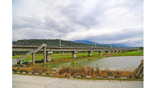 豐坪溪橋位於三民站與玉里站之間，橫跨於豐坪溪上，全長約1,875公尺，於2012年5月4日施工，2013年11月8日完工。由於跨越豐坪溪處的鐵道路線曲折，故改建工程將大彎道截彎取直，使列車車速可提升至時速130公里，並消除5處平交道以縮短鐵路長度，有效提升行車速度與旅運安全。為增加防洪功能，豐坪溪橋採用預力混凝土箱型梁橋施作，該梁橋適用於大跨徑之橋樑，通水面積較高，並可減少洪氾衝擊破壞。【圖/豐坪溪橋】
