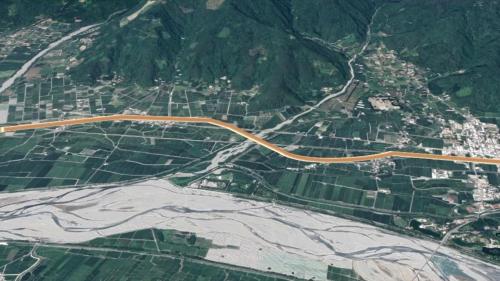 關山站至鹿野站之間有5個彎曲，為一S型曲線，行車速度只能保持在時速70公里到80公里，因此進行截彎取直改善工程。【圖/原關山站至鹿野站之間彎曲路段】
&nbsp;