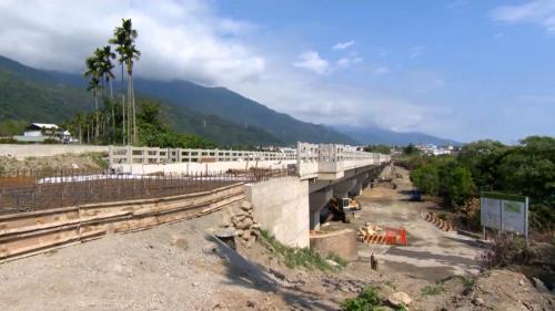 關山站至鹿野站之間有5個彎曲，為一S型曲線，行車速度只能保持在時速70公里到80公里，因此進行截彎取直改善工程。工程全長4,640公尺，包括路堤段1,860公尺、月美1號橋長145公尺、月美2號橋長2,635公尺。施工內容包括路堤段工程、橋樑工程上下部結構工程、以及軌道鋪設工程，全部工程於2013年6月27日完成並通車啟用。【圖/關山-月美路段橋樑的上下部結構工程施工】
&nbsp;