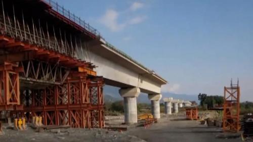 關山站至鹿野站之間有5個彎曲，為一S型曲線，行車速度只能保持在時速70公里到80公里，因此進行截彎取直改善工程。工程全長4,640公尺，包括路堤段1,860公尺、月美1號橋長145公尺、月美2號橋長2,635公尺。施工內容包括路堤段工程、橋樑工程上下部結構工程、以及軌道鋪設工程，全部工程於2013年6月27日完成並通車啟用。【圖/關山-月美路段橋樑採用支撐先進工法施工】
&nbsp;