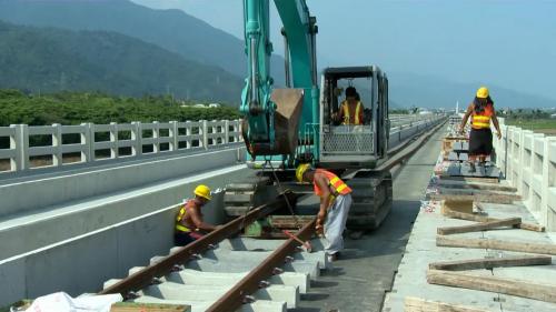 關山站至鹿野站之間有5個彎曲，為一S型曲線，行車速度只能保持在時速70公里到80公里，因此進行截彎取直改善工程。工程全長4,640公尺，包括路堤段1,860公尺、月美1號橋長145公尺、月美2號橋長2,635公尺。施工內容包括路堤段工程、橋樑工程上下部結構工程、以及軌道鋪設工程，全部工程於2013年6月27日完成並通車啟用。【圖/關山-月美路段橋樑軌道鋪設工程施工】
&nbsp;