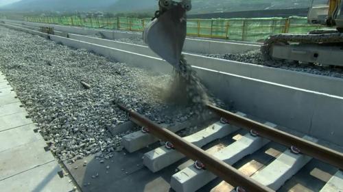 關山站至鹿野站之間有5個彎曲，為一S型曲線，行車速度只能保持在時速70公里到80公里，因此進行截彎取直改善工程。工程全長4,640公尺，包括路堤段1,860公尺、月美1號橋長145公尺、月美2號橋長2,635公尺。施工內容包括路堤段工程、橋樑工程上下部結構工程、以及軌道鋪設工程，全部工程於2013年6月27日完成並通車啟用。圖/關山-月美路段橋樑軌道鋪設工程-道碴】