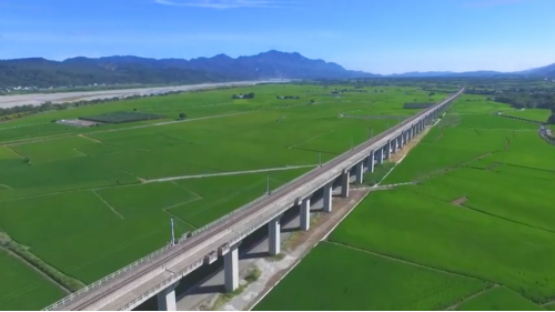 關山站至鹿野站之間有5個彎曲，為一S型曲線，行車速度只能保持在時速70公里到80公里，因此進行截彎取直改善工程。工程全長4,640公尺，包括路堤段1,860公尺、月美1號橋長145公尺、月美2號橋長2,635公尺。施工內容包括路堤段工程、橋樑工程上下部結構工程、以及軌道鋪設工程，全部工程於2013年6月27日完成並通車啟用。【關山至月美段線形改善完工後美麗的鐵道橋樑】
&nbsp;