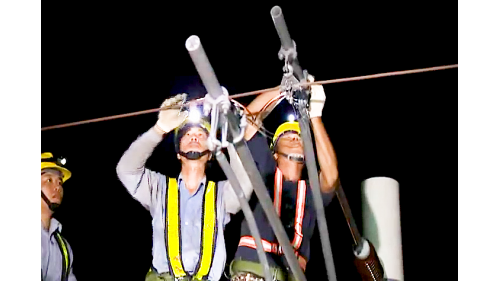 系統機電工程係配合土建施工進度，進場架設電車線、號誌、照明及電訊等施工，包含變電站工程號誌系統與電車線系統。