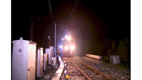 系統機電工程係配合土建施工進度，進場架設電車線、號誌、照明及電訊等施工，包含變電站工程號誌系統與電車線系統。【圖/機電工程人員犧牲假日不停的做測試作業】
&nbsp;