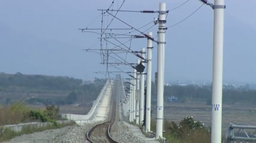 系統機電工程係配合土建施工進度，進場架設電車線、號誌、照明及電訊等施工，包含變電站工程號誌系統與電車線系統。【圖/系統機電工程電車線工程】
&nbsp;