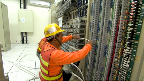 系統機電工程係配合土建施工進度，進場架設電車線、號誌、照明及電訊等施工，包含變電站工程號誌系統與電車線系統。【圖/系統機電工程號誌系統作業】
&nbsp;