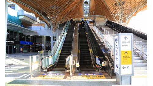 花東線鐵路電氣化工程之起點為花蓮站，由吉安站、志學站、平和站至壽豐站為單線鐵路，知本車站為目前東部電氣化鐡路之終點。【圖/花蓮車站乘車電梯可宜上三樓大廳】