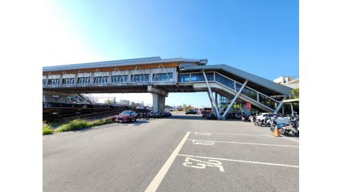 花東線鐵路電氣化工程之起點為花蓮站，由吉安站、志學站、平和站至壽豐站為單線鐵路，知本車站為目前東部電氣化鐡路之終點。 【圖/花蓮車站人行通廊外觀】
&nbsp;
