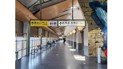 花東線鐵路電氣化工程之起點為花蓮站，由吉安站、志學站、平和站至壽豐站為單線鐵路，知本車站為目前東部電氣化鐡路之終點。【圖/花蓮車站人行通廊】
&nbsp;