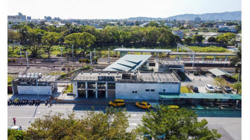 花東線鐵路電氣化工程之起點為花蓮站，由吉安站、志學站、平和站至壽豐站為單線鐵路，知本車站為目前東部電氣化鐡路之終點。
&nbsp;