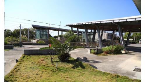 花東線鐵路電氣化工程之起點為花蓮站，由吉安站、志學站、平和站至壽豐站為單線鐵路，知本車站為目前東部電氣化鐡路之終點。【圖/吉安車站月台】