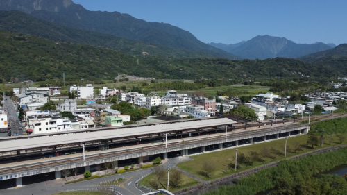 花東線鐵路電氣化工程之起點為花蓮站，自壽豐站、經豐田站、林榮新光站至南平站為雙軌化路段。知本站東部電氣化鐡路之終點。
&nbsp;