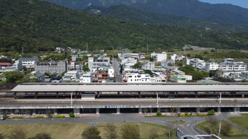 花東線鐵路電氣化工程之起點為花蓮站，自壽豐站、經豐田站、林榮新光站至南平站為雙軌化路段。知本站東部電氣化鐡路之終點。