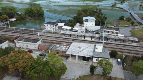 自東里站、經東竹站、富里站、池上站、新武呂溪橋、海端站、關山站、月美二號橋、瑞和站、瑞源站、鹿寮溪橋、鹿野站至山里站為單線鐡路。
&nbsp;