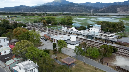 自東里站、經東竹站、富里站、池上站、新武呂溪橋、海端站、關山站、月美二號橋、瑞和站、瑞源站、鹿寮溪橋、鹿野站至山里站為單線鐡路。
&nbsp;
