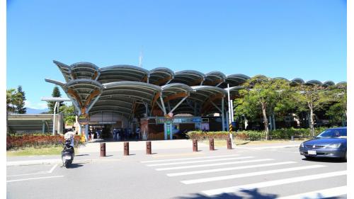 台東車站為南廻鐡路及東部幹線之主要始發站及終點站，原名為卑南車站，設立於日治時期。2018年新台東車站異地增建完成，設有3座島式月臺。車站設施有商店區、行李房、自行車補給站、台鐵售票處、服務中心、計程車招呼站、客運站、停車場以及普悠瑪事故紀念公園等。
&nbsp;