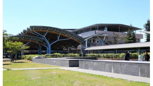 台東車站為南廻鐡路及東部幹線之主要始發站及終點站，原名為卑南車站，設立於日治時期。2018年新台東車站異地增建完成，設有3座島式月臺。車站設施有商店區、行李房、自行車補給站、台鐵售票處、服務中心、計程車招呼站、客運站、停車場以及普悠瑪事故紀念公園等。
&nbsp;