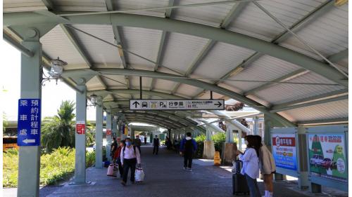 台東車站為南廻鐡路及東部幹線之主要始發站及終點站，原名為卑南車站，設立於日治時期。2018年新台東車站異地增建完成，設有3座島式月臺。車站設施有商店區、行李房、自行車補給站、台鐵售票處、服務中心、計程車招呼站、客運站、停車場以及普悠瑪事故紀念公園等。
&nbsp;