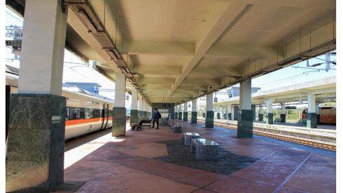 台東車站為南廻鐡路及東部幹線之主要始發站及終點站，原名為卑南車站，設立於日治時期。2018年新台東車站異地增建完成，設有3座島式月臺。車站設施有商店區、行李房、自行車補給站、台鐵售票處、服務中心、計程車招呼站、客運站、停車場以及普悠瑪事故紀念公園等。
&nbsp;