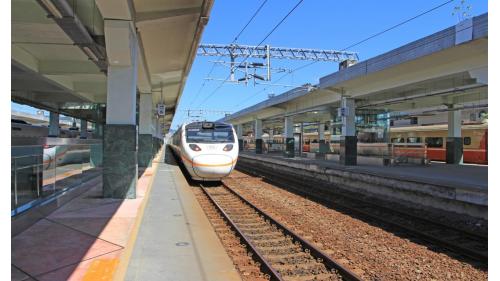 台東車站為南廻鐡路及東部幹線之主要始發站及終點站，原名為卑南車站，設立於日治時期。2018年新台東車站異地增建完成，設有3座島式月臺。車站設施有商店區、行李房、自行車補給站、台鐵售票處、服務中心、計程車招呼站、客運站、停車場以及普悠瑪事故紀念公園等。
&nbsp;