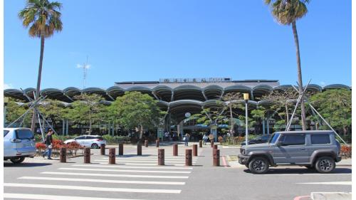 台東車站為南廻鐡路及東部幹線之主要始發站及終點站，原名為卑南車站，設立於日治時期。2018年新台東車站異地增建完成，設有3座島式月臺。車站設施有商店區、行李房、自行車補給站、台鐵售票處、服務中心、計程車招呼站、客運站、停車場以及普悠瑪事故紀念公園等。
