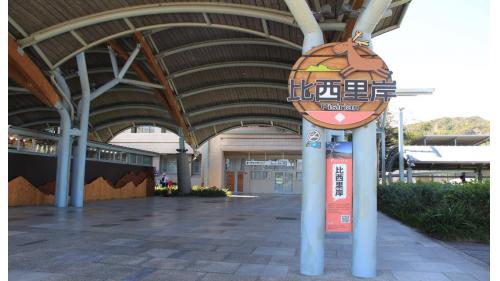 台東車站為南廻鐡路及東部幹線之主要始發站及終點站，原名為卑南車站，設立於日治時期。2018年新台東車站異地增建完成，設有3座島式月臺。車站設施有商店區、行李房、自行車補給站、台鐵售票處、服務中心、計程車招呼站、客運站、停車場以及普悠瑪事故紀念公園等。