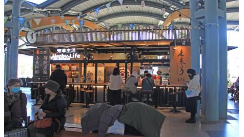 台東車站為南廻鐡路及東部幹線之主要始發站及終點站，原名為卑南車站，設立於日治時期。2018年新台東車站異地增建完成，設有3座島式月臺。車站設施有商店區、行李房、自行車補給站、台鐵售票處、服務中心、計程車招呼站、客運站、停車場以及普悠瑪事故紀念公園等。
&nbsp;