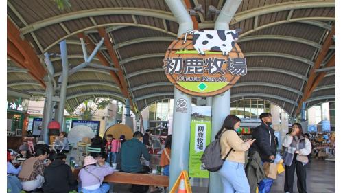 台東車站為南廻鐡路及東部幹線之主要始發站及終點站，原名為卑南車站，設立於日治時期。2018年新台東車站異地增建完成，設有3座島式月臺。車站設施有商店區、行李房、自行車補給站、台鐵售票處、服務中心、計程車招呼站、客運站、停車場以及普悠瑪事故紀念公園等。
&nbsp;