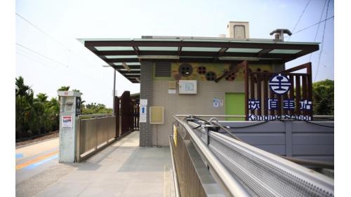 崁頂站位於屏東縣崁頂鄉，站體為平面車站，有岸式月台一座。2019年12月20日配合南迴鐵路電氣化工程，潮州到枋寮段電氣化通車。
&nbsp;