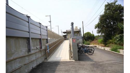 崁頂站位於屏東縣崁頂鄉，站體為平面車站，有岸式月台一座。2019年12月20日配合南迴鐵路電氣化工程，潮州到枋寮段電氣化通車。
&nbsp;