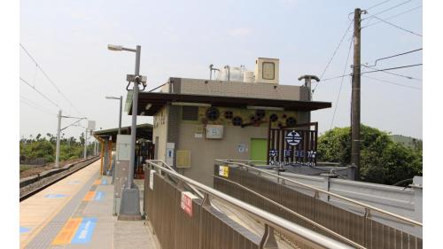 崁頂站位於屏東縣崁頂鄉，站體為平面車站，有岸式月台一座。2019年12月20日配合南迴鐵路電氣化工程，潮州到枋寮段電氣化通車。
&nbsp;