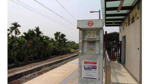 崁頂站位於屏東縣崁頂鄉，站體為平面車站，有岸式月台一座。2019年12月20日配合南迴鐵路電氣化工程，潮州到枋寮段電氣化通車。
&nbsp;